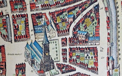 <p>Detail van de kaart uit de atlas de Wit van 1698 (naar Joan Blaeu 1650) met rechtsboven het driehoekige bouwblok tussen Blijmarkt, Papenstraat, Papendwarsstraat en Praubstraat. Op de hoek van de Blijmarkt is bij nr. 10 de kapel van de Broeders van het Gemene Leven te zien (met torentje). Daarachter in het midden van het bouwblok staat het Domus Clericorum / Fraterhuis uit 1394-1396. </p>
